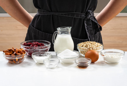 Фото шага рецепта Овсяные маффины из кислого молока с вишней 189638 шаг 1  