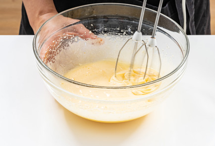 Фото шага рецепта Овсяные маффины из кислого молока с вишней 189638 шаг 3  