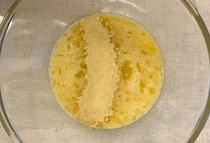 Фото шага рецепта Овсяные вафли с изюмом и фундуком 190847 шаг 2  