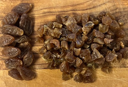 Фото шага рецепта Овсяные вафли с изюмом и фундуком 190847 шаг 6  