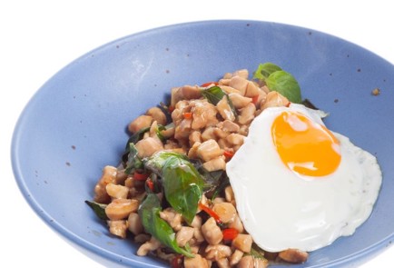 Фото шага рецепта Тайская жареная курица падкапао 125397 шаг 10  