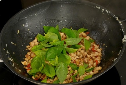 Фото шага рецепта Тайская жареная курица падкапао 125397 шаг 9  