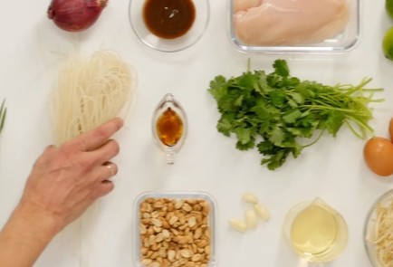 Фото шага рецепта Падтай с курицей 93341 шаг 1  