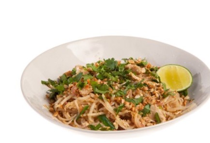 Фото шага рецепта Падтай с курицей 93341 шаг 10  