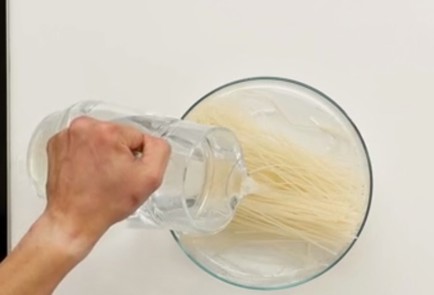 Фото шага рецепта Падтай с курицей 93341 шаг 2  