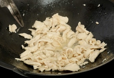 Фото шага рецепта Падтай с курицей 93341 шаг 5  