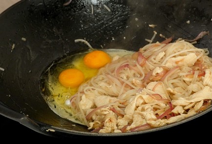 Фото шага рецепта Падтай с курицей 93341 шаг 7  