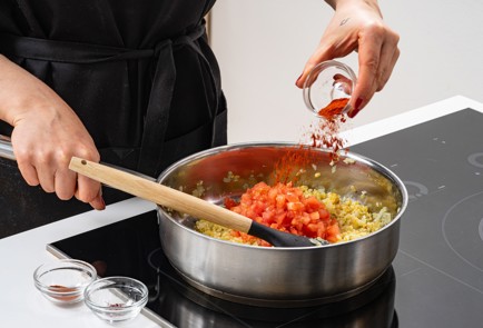 Фото шага рецепта Паэлья из булгура с морепродуктами 176025 шаг 6  