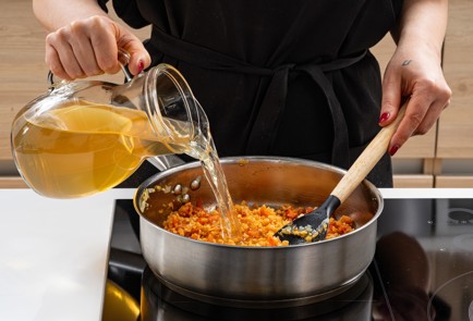 Фото шага рецепта Паэлья из булгура с морепродуктами 176025 шаг 7  