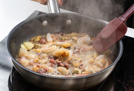 Фото шага рецепта Паэлья из булгура с морепродуктами 176025 шаг 8  