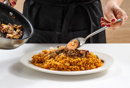 Фото шага рецепта Паэлья из булгура с морепродуктами 176025 шаг 9  