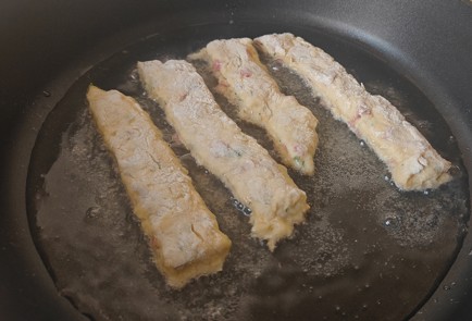 Фото шага рецепта Палочки с ветчиной и сыром на сковороде 189083 шаг 12  