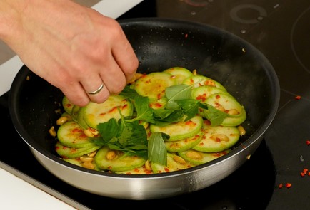 Фото шага рецепта Палтус с кабачками и хрустящим фенхелем 93385 шаг 7  