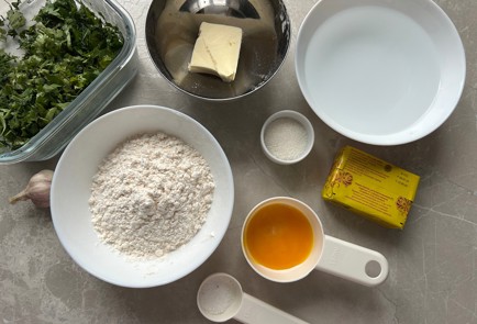 Фото шага рецепта Пампушки с чесноком и зеленью 190049 шаг 1  