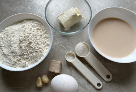 Фото шага рецепта Пампушки с чесноком 174350 шаг 1  