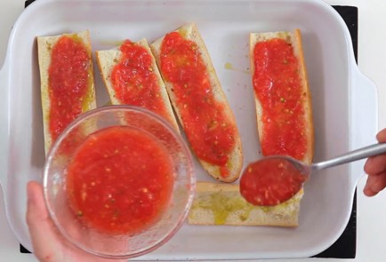 Фото шага рецепта Бутерброд с помидорами Пан кон томате 80060 шаг 8  