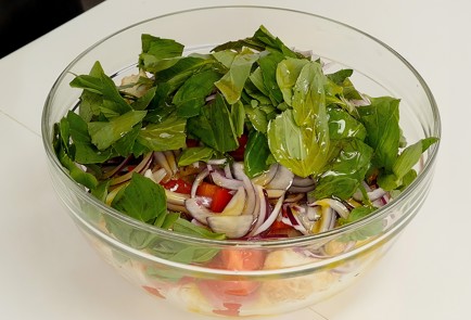 Фото шага рецепта Овощной салат панцанелла 93294 шаг 7  