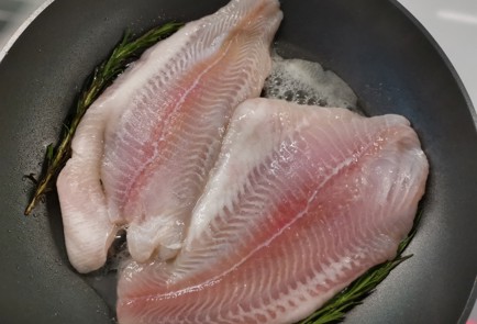 Фото шага рецепта Пангасиус на сковороде 190198 шаг 2  