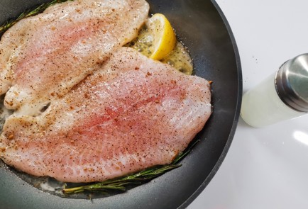 Фото шага рецепта Пангасиус на сковороде 190198 шаг 4  