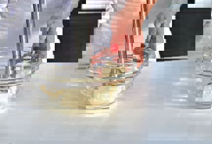 Фото шага рецепта Панкейки банановые 191342 шаг 2