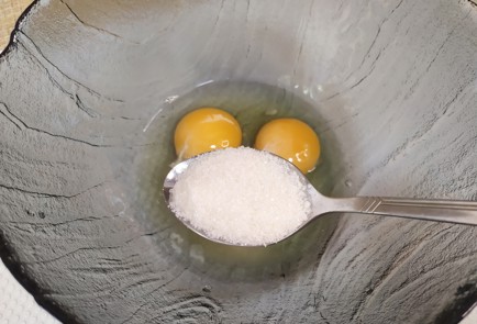 Фото шага рецепта Панкейки из греческого йогурта 190178 шаг 1  