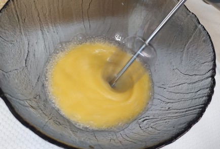 Фото шага рецепта Панкейки из греческого йогурта 190178 шаг 2  