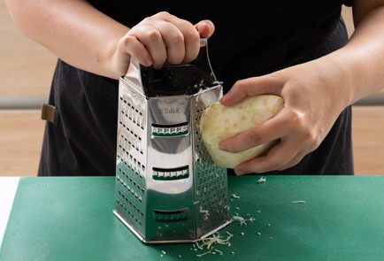 Фото шага рецепта Панкейки из корня сельдерея с творогом и копченым окороком 139896 шаг 3  