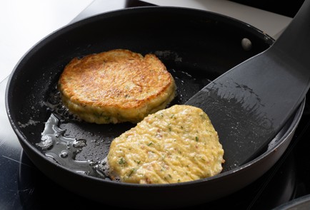 Фото шага рецепта Панкейки из корня сельдерея с творогом и копченым окороком 139896 шаг 5  