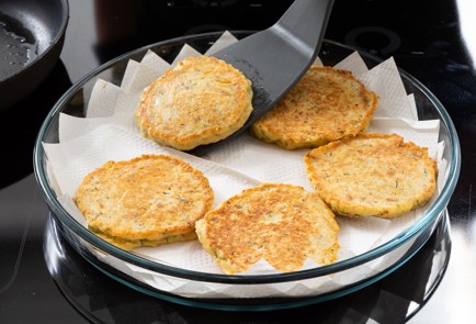 Фото шага рецепта Панкейки из корня сельдерея с творогом и копченым окороком 139896 шаг 6  