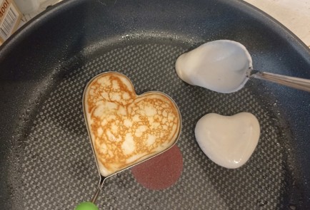 Фото шага рецепта Блинчики для любимой  рецепт ко Дню Валентина 191277 шаг 13  