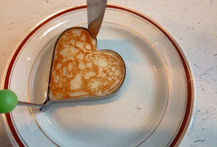 Фото шага рецепта Блинчики для любимой  рецепт ко Дню Валентина 191277 шаг 14  