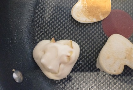 Фото шага рецепта Блинчики для любимой  рецепт ко Дню Валентина 191277 шаг 16  