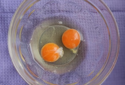 Фото шага рецепта Панкейки с клубничным соусом 174080 шаг 1  