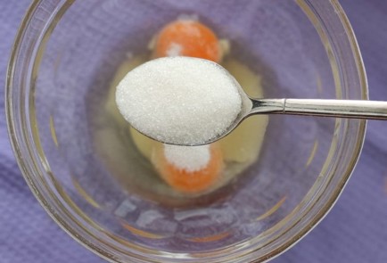 Фото шага рецепта Панкейки с клубничным соусом 174080 шаг 2  