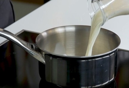 Фото шага рецепта Паннакотта с клубникой и семенами чиа 151300 шаг 1  