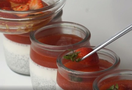 Фото шага рецепта Паннакотта с клубникой и семенами чиа 151300 шаг 11  