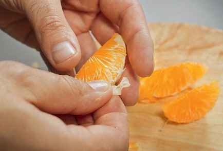 Фото шага рецепта Паровой куриный рулет с мандаринами и черносливом 31174 шаг 1  