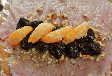 Фото шага рецепта Паровой куриный рулет с мандаринами и черносливом 31174 шаг 4  