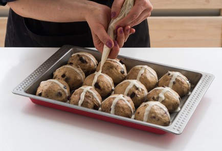 Фото шага рецепта Пасхальные булочки с крестом 152144 шаг 10  