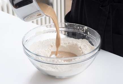 Фото шага рецепта Пасхальные булочки с крестом 152144 шаг 3  