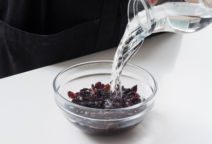 Фото шага рецепта Пасхальные булочки с крестом 152144 шаг 5  