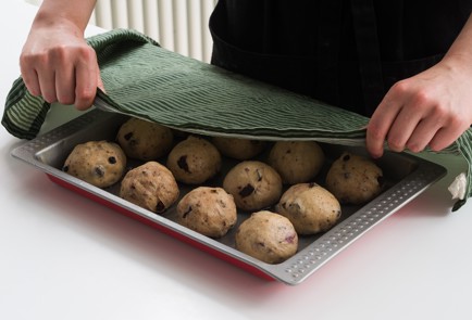 Фото шага рецепта Пасхальные булочки с крестом 152144 шаг 9  