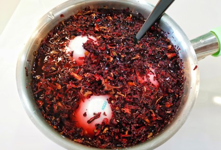 Фото шага рецепта Пасхальные яйца окрашенные каркаде 140887 шаг 4