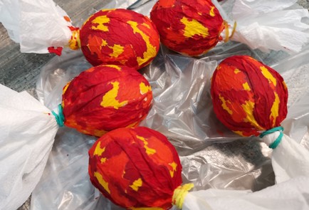 Фото шага рецепта Пасхальные яйца окрашенные с помощью салфетки 176239 шаг 10  