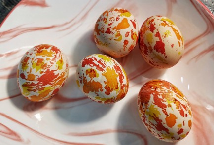 Фото шага рецепта Пасхальные яйца окрашенные с помощью салфетки 176239 шаг 11  