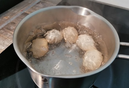 Фото шага рецепта Пасхальные яйца окрашенные с помощью салфетки 176239 шаг 4  