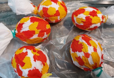 Фото шага рецепта Пасхальные яйца окрашенные с помощью салфетки 176239 шаг 9  