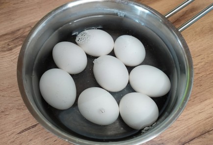 Фото шага рецепта Пасхальные яйца окрашенные в каркаде и куркуме 189039 шаг 1  