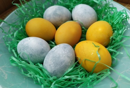 Фото шага рецепта Пасхальные яйца окрашенные в каркаде и куркуме 189039 шаг 10  