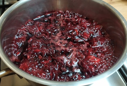 Фото шага рецепта Пасхальные яйца окрашенные в каркаде и куркуме 189039 шаг 2  